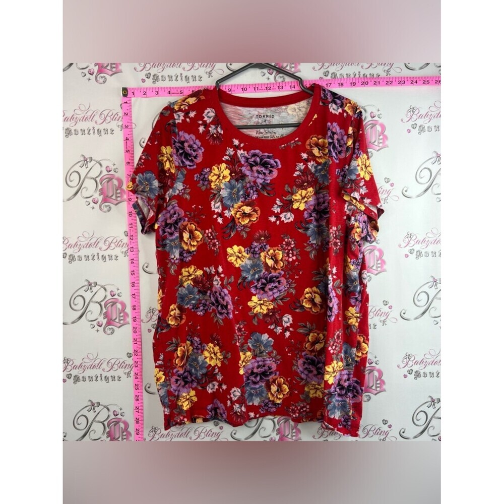 torrid T-shirt tee Red Floral Short Sleeve Tee with Purple & Yellow Blooms